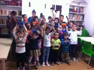 Copiii de la centrul de zi al Asociaţiei ”Ana şi copiii” au primit în dar mobilier, haine şi alimente