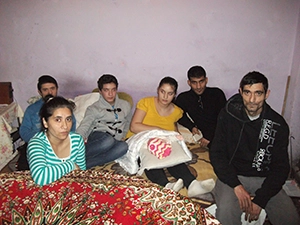 O familie cu 7 membri, ce locuiește într-un imobil părăsit din București a primit un pat, haine și alimente